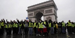 Los "chalecos amarillos" redoblan su pulso con protestas más numerosas