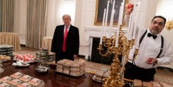 Con banqueta de Big Mac's, Donald Trump recibe a equipo universitario