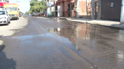 Se desperdicia agua potable por fuga de agua