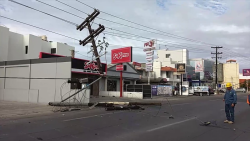 Trailer derrumba poste