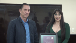 Entregan reconocimiento a Rosa Alicia León
