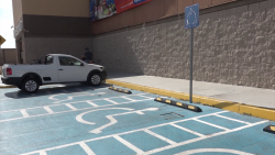 Multas para personas que no respetan cajones azules de discapacitados