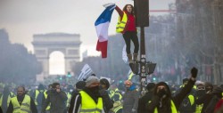 Macron lamenta muerte de 11 personas en protestas de "chalecos amarillos"