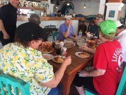 Turistas disfrutan de la gastronomía sinaloense