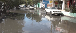 Vecinos esperan respuesta por fuga de agua en Colonia Juárez