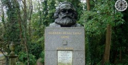 Atacan con un martillo la tumba de Karl Marx en Londres