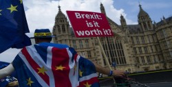 El Gobierno británico estudia retrasar ocho semanas el "brexit", según diario