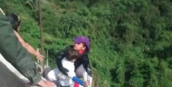 Mujer se lanza de un puente junto con su hijo de 10 años