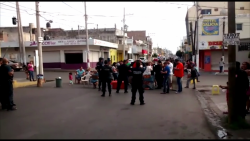 Bloquean calle los vendedores de flores