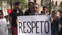 Alumnos de teatro protestan pacíficamente en busca de respuestas de las autoridades