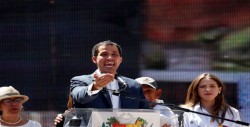 Guaidó considera "una burla" que gobierno de Maduro lleve ayuda a Colombia