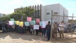 Toman padres las oficinas de Servicios Regionales en Mazatlán