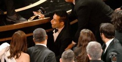Rami Malek sufre caída tras recibir su Oscar