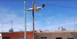 Captan a Jet vuela a escasos metros de las casas en Escuinapa