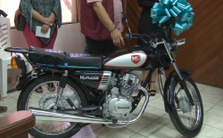 Anuncian a ganadora de una motocicleta rifada en este Carnaval