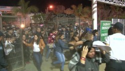 Entran a la fuerza al concierto de El Recodo