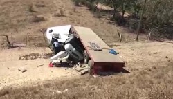 Cae tráiler del puente Rio Presidio, conductor sale ileso