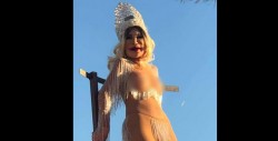 Lyn May desfila en 'toples' durante el Carnaval de Mazatlán 2019