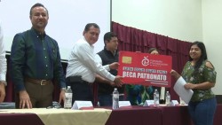 Patronato pro educación  entrega becas a estudiantes destacados