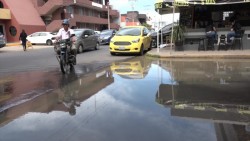 Tardan cuatro días en reparar mega fuga de agua en la Unidad Administrativa