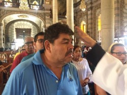 Católicos cumplen con el acto religioso de la "toma de ceniza"