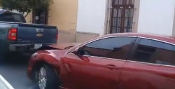 Mujer impacta su camioneta dos veces contra el auto de su esposo por infiel