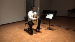 Enamora Carlos Martín Vásquez con su guitarra