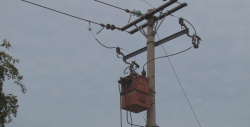 Se desmorona poste del servicio de energía eléctrica