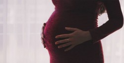 Mujer muere tras dar a luz siguiendo tutorial de YouTube