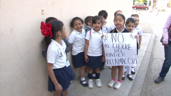 Padres se manifiestan ante posible cierre de jardín de niños