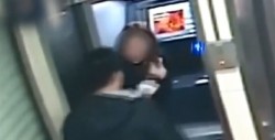 #Video Ladrón le devuelve dinero a su víctima después de checar su saldo en el cajero