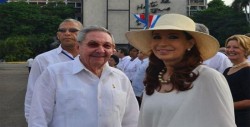 Raúl Castro recibe a Cristina Fernández en Cuba por tratamiento de su hija