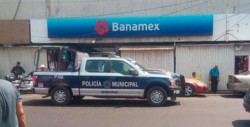 Presunto 'mudo' roba banco con letreros y se lleva 25 mil pesos