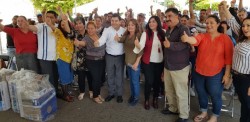 Entregan apoyos a abarroteros