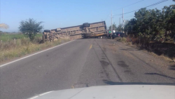 Volcadura de camión con personas adentro en Escuinapa