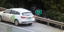 #Video Hombre se queda tirado en su auto y se salva de ser arrollado