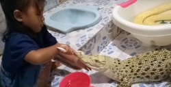 Viralizan grabaciones de niña cepillando los dientes y maquillando a un cocodrilo