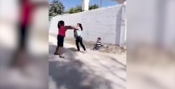 En plena pelea de mujeres una de ellas toma venganza contra un menor