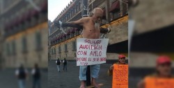 Hombre se 'crucifica' frente a Palacio Nacional para hablar con AMLO