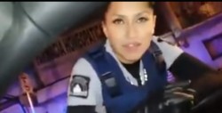 Así reacciona oficial de policía tras ser alagada en pleno alcoholímetro