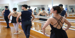 La maestra en ballet, Esperanza Torres, ofrece asesorías a los alumnos de la LDC