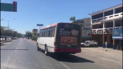¡Camión urbano se pasa el alto y pone en riesgo a usuarios!