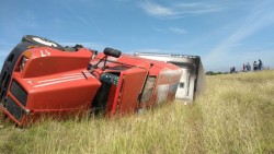 Vuelca  dos camiones de carga sobre la autopista Culiacán-Mazatlan
