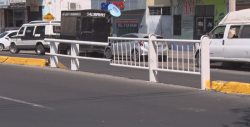 Instalan barandal por el Madero