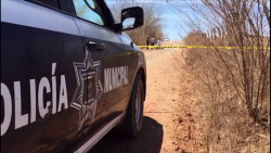Encuentra a un hombre muerto en camino de terracería que conduce al Recreo