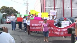 Marchan trabajadores despedidos de Salud por cierre de programa PROSPERA