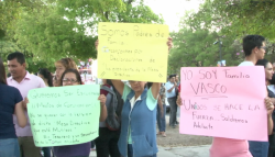 Padres se manifiestan en contra de acusación de irregularidades en preparatoria Vasconcelos