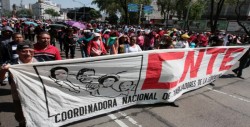 Nueva marcha mantiene viva la protesta del sindicato de maestros en México