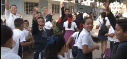 Sonrientes, salen alumnos de escuelas por vacaciones de Semana Santa