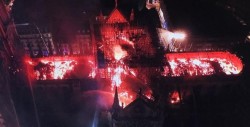 Bomberos no aseguran poder parar la propagación del incendio de Notre Dame
